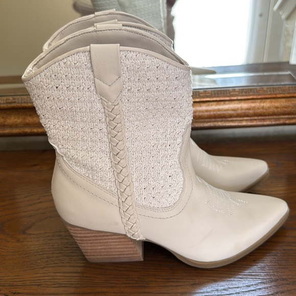 NWOT Dolce Vita Lacie Womens Cream Western Ankle Boots. Size 7.5. - Picture 5 of 10